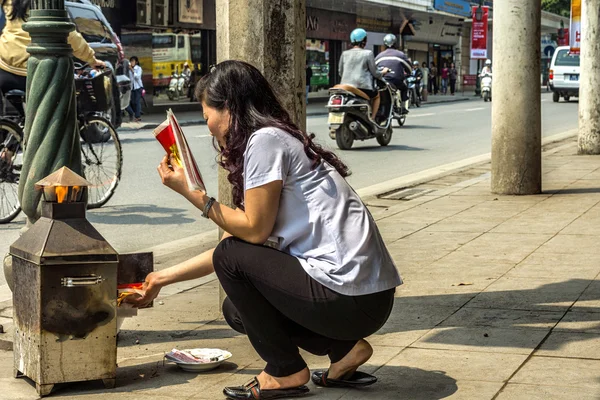 Vietnam Hanoi - Marzo 2012: Quema de dinero falso para complacer a los espíritus — Foto de Stock