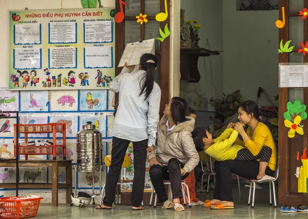 Cena na escola primária com professores . — Fotografia de Stock