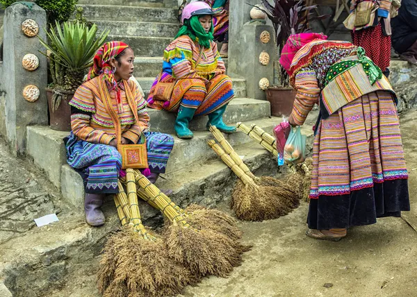 Hmong vrouwen verkopen bezems op zondagmarkt. — Stockfoto