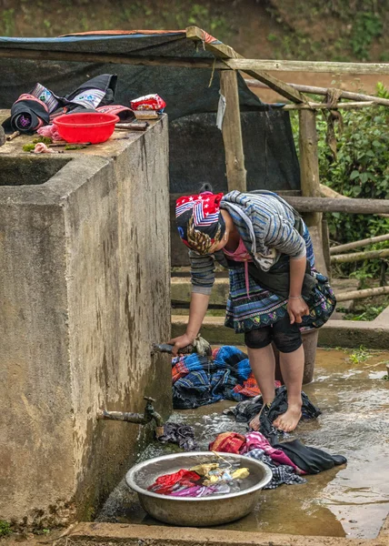 Lavando a roupa com os pés descalços na fazenda ao ar livre . — Fotografia de Stock