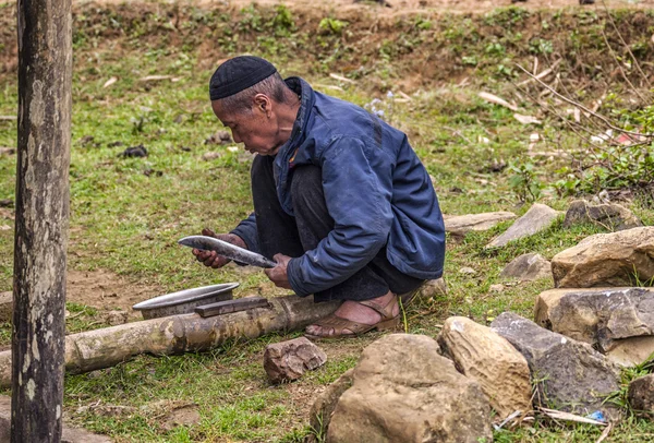 Vietnam kedi kedi - 2012 Mart: adam uzun bıçak sharping. — Stok fotoğraf