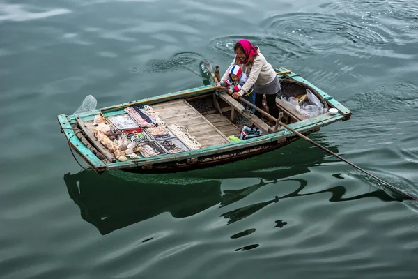 Mutter und Kleinkind Hausierer auf Ruderboot verkauft Perlen. — Stockfoto