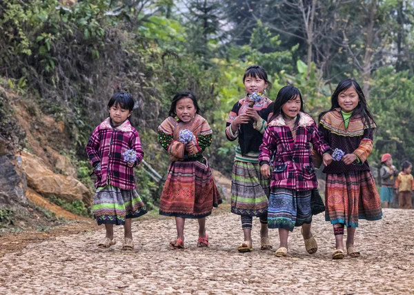 Vietnam Ban Pho - maart 2012: Groep van jonge meisjes op boerderij weg — Stockfoto