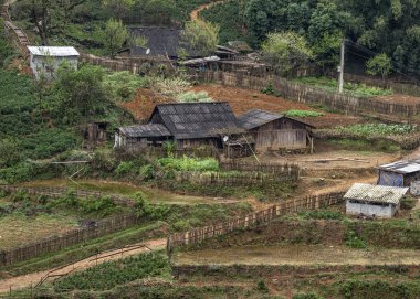 Vietnam kedi kedi: hmong çiftçi sebze bahçeleri ile ev.