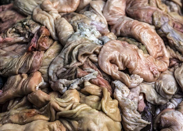 Scena disgustosa di intestino animale in vendita sul mercato domenicale . Immagine Stock