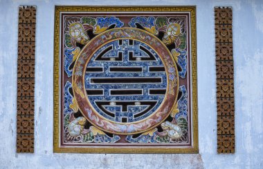 Vietnam Hué Citadel: Longevity symbol as window in wall of palace