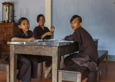 Vietnam Hué Royal Buddhist Thien Mu Pagoda: Three young pupils.