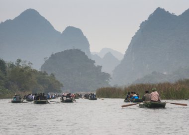Vietnam ninh binh - 14 Mart 2012: turist gölde kürek çekme..