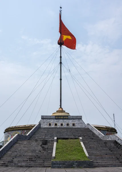 Vietnam - Torre della bandiera DMZ Cot Co contro il cielo blu . — Foto Stock