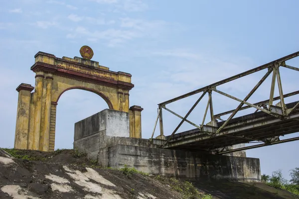 Vietnam dmz - triomfboog op Noord-vietnamese kant van de brug. — Stockfoto