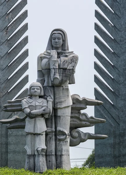 Vietnam - dmz: ayrıntı Savaş Anıtı gösteren anne ve çocuk. — Stok fotoğraf