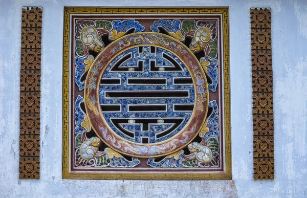 Vietnam Hué Ciudadela: Símbolo de longevidad como ventana en la pared del palacio — Foto de Stock