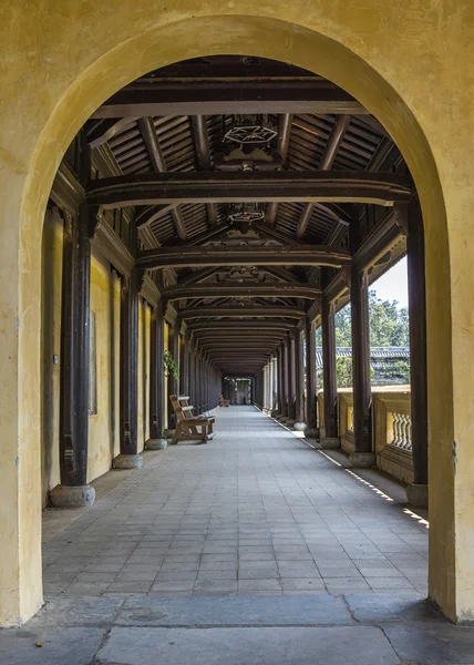 Vietnam Hué Citadel: long view into covered hallway with open side. — Stok fotoğraf