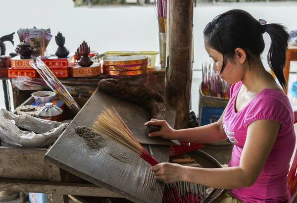 Vietnam Hué: Manually making incense stick on the twig by rolling. — Stockfoto