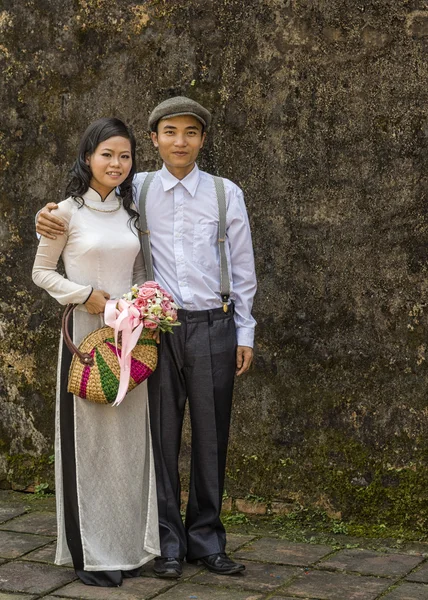 Vietnam Hué - 18 March 2012: Beautiful Bride and Groom. — Φωτογραφία Αρχείου