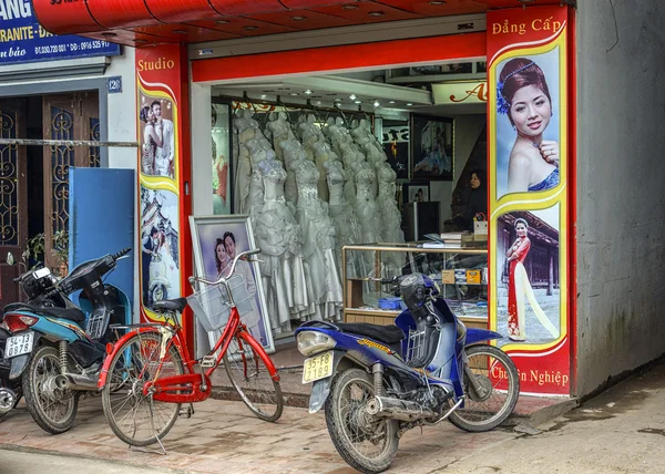 Vietnam Phat Diem Village - March 13, 2012: Typical bridal shop. — Stock Photo, Image