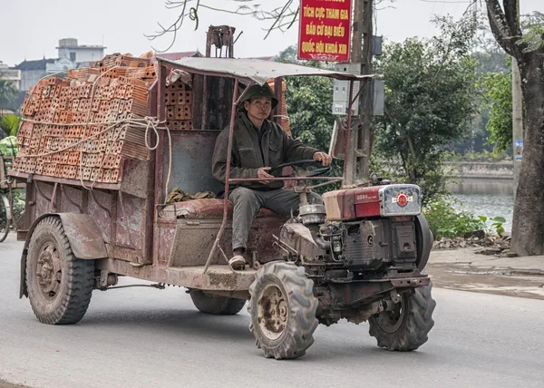 Vietnam yen khanh village - 13 mars 2012: gamla traktor. — Stockfoto
