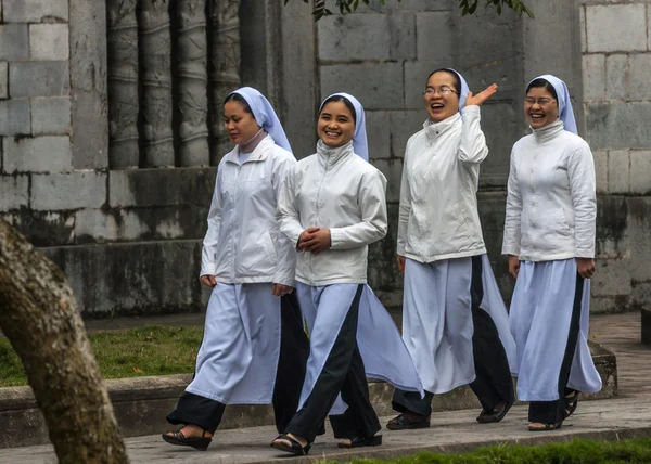 Catedral Phat Diem de Vietnam - 13 de marzo de 2012: Cuatro jóvenes monjas vietnamitas . —  Fotos de Stock