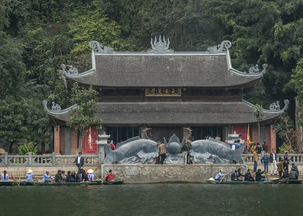 Vietnam Ninh Binh - March 14, 2012: Pagoda on Tam Coc lake. — Stock Photo, Image