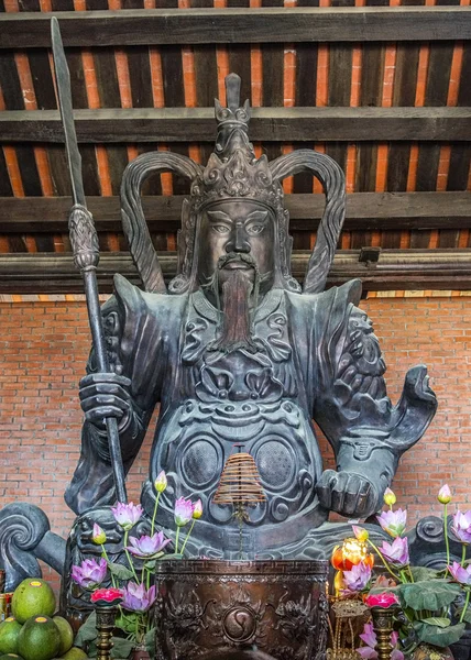 Vietnam Chua Bai Dinh Pagoda: Estatua de feroz guerrero medieval — Foto de Stock
