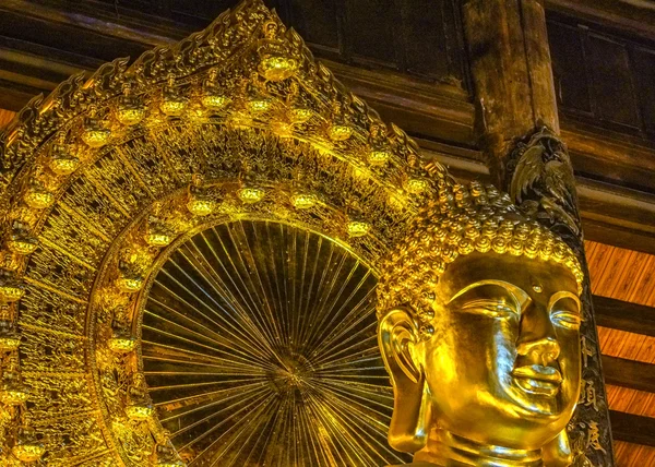 ベトナム チュア bai ディン塔： クローズ アップの巨大な黄金の仏像の顔. — ストック写真