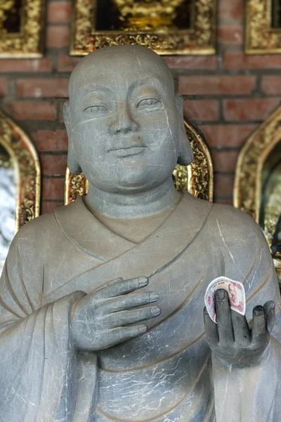 越南蔡柏亭塔： 关闭佛教哲学家用钱在手. — 图库照片