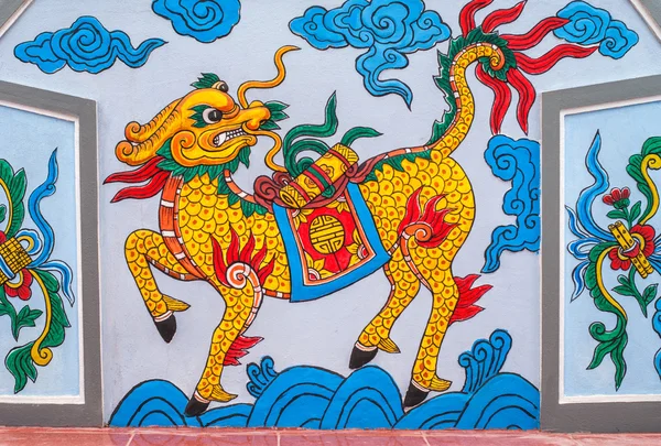 Vietnam quang binh provincie: chinese draak schilderen op de muur bij ernstige familiegraf. — Stockfoto