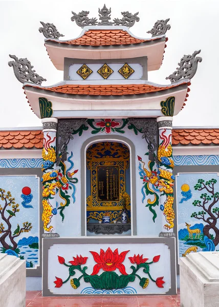 Vietnam Provincia de Quang Binh: Santuario como altar en la tumba familiar . — Foto de Stock