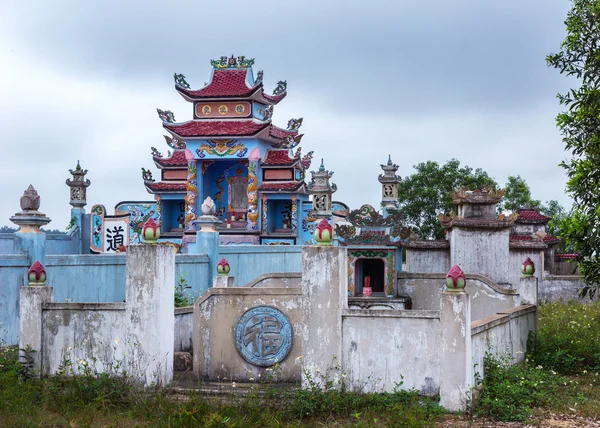 Vietnam Quang Binh Province : Chantiers funéraires familiaux avec sanctuaires . — Photo