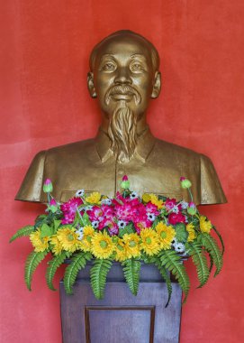 Vietnam quang binh il:, ho chi minh büstü.