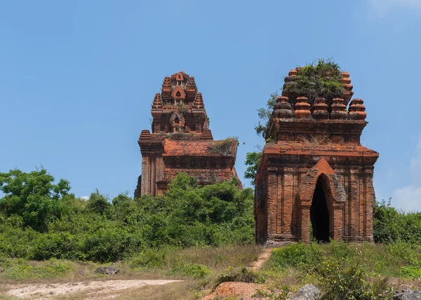 Drie banh het cham torens op de heuvel. — Stockfoto