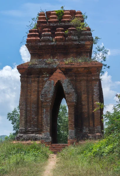 Looking through one of the Banh It Cham towers. — Stock Photo, Image