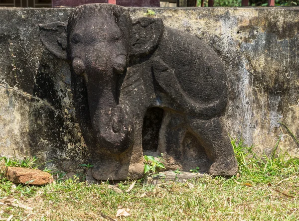 Beschädigte Elefantenstatue auf Basrelief des Chien Damm Cham Turms. — Stockfoto