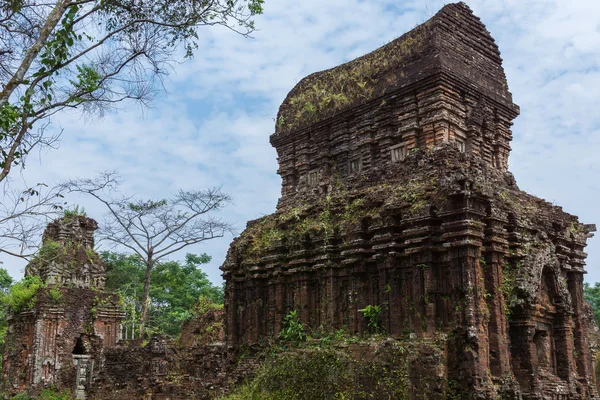 Iconic tower and side structure of My Son Cham towers. — Stock Photo, Image