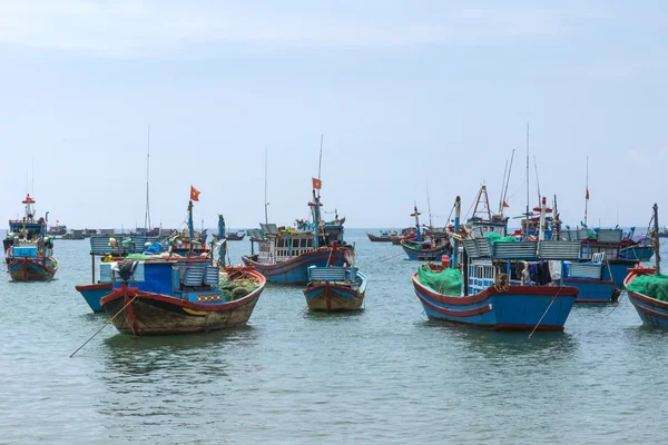 Flota pesquera anclada frente a la aldea en Vietnam Central . — Foto de Stock