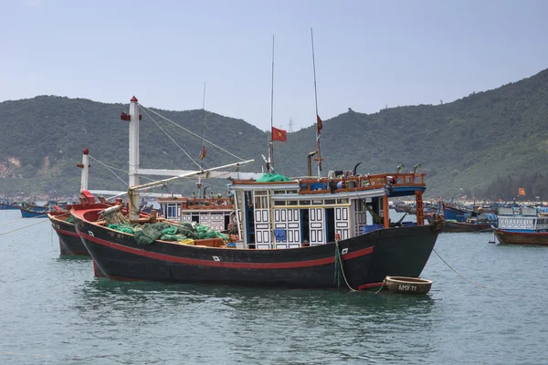 Fokus auf ein Fischerboot unter vielen, die vor dem Dorf festmachen — Stockfoto