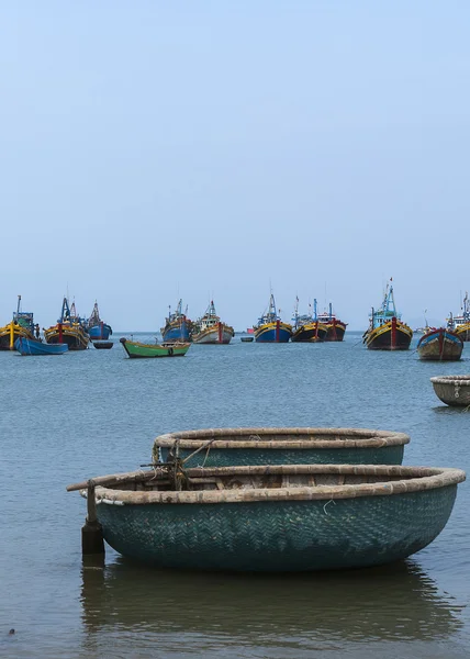 En el mar del sur de China en frente de Mui ne flotan muchas vísperas de pesca — Foto de Stock