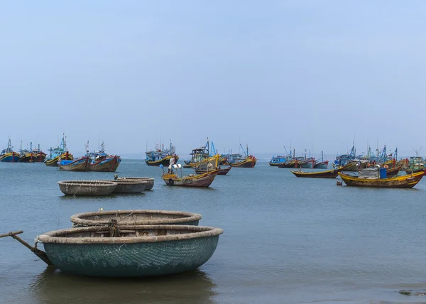 Teil der Fischereiflotte von Mui ne Village in Vietnam. — Stockfoto