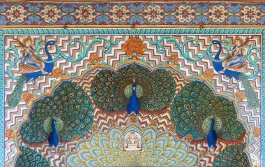 Jaipur'un Kraliyet Saray kapısında tavuskuşu üst yapısı.