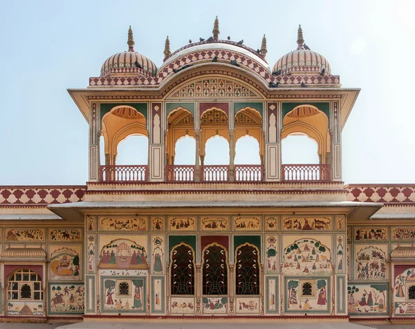 Domed upper structure with wall paintings on mansion outside Ind — Stock Photo, Image