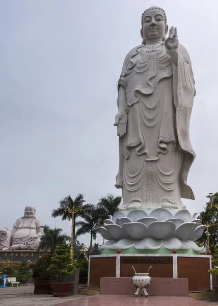 Combinazione colpo di statua di Amitabha con Buddha sullo sfondo . — Foto Stock