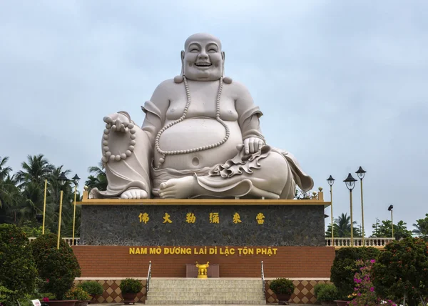 Büyük beyaz Buda heykeli, vietnam sittin önden görünümü. — Stok fotoğraf