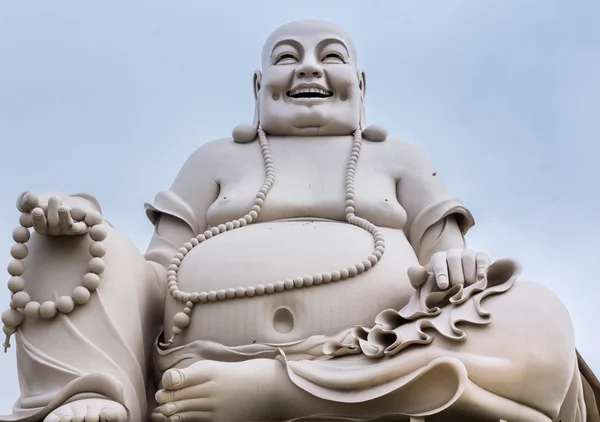 büyük beyaz dekor izole Buda heykeli oturan.