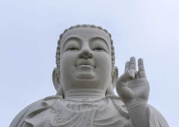 Isolation des Kopfes der Amitabha-Statue vor blauem Himmel. — Stockfoto