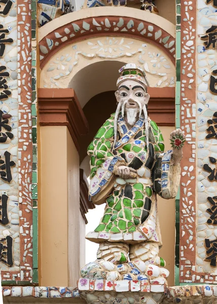 Statue at gate to Buddhist Vinh Trang Pagoda, Vietnam. — Stock Photo, Image