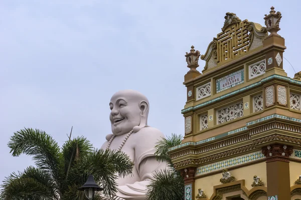 Tête de Bouddha combinée avec le sommet de la pagode Vinh Trang, Vietnam . — Photo