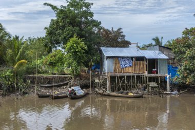 küçük tekne ormanın içinde stilts üzerinde bir Shack'te dock.