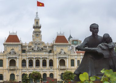 Ho chi minh heykeli ve saigon city hall bayrak ile.