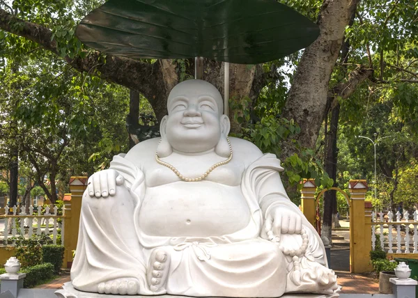 Duży biały posąg Buddy w giac lam pagoda w saigon. — Zdjęcie stockowe