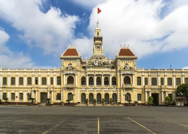 Городская ратуша Хошимина с вьетнамским флагом сверху . — стоковое фото